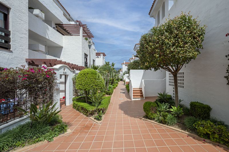 Foto 92f15a34-3781-47ce-b4d4-b26b5df87c9f. Apartament amb aparcament piscina a Nueva Andalucía centro Marbella