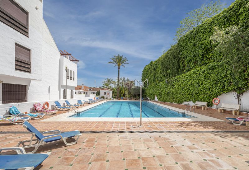 Foto 936d8a0f-0fce-49d2-bd6c-cd12bc3af5d5. Apartament amb aparcament piscina a Nueva Andalucía centro Marbella