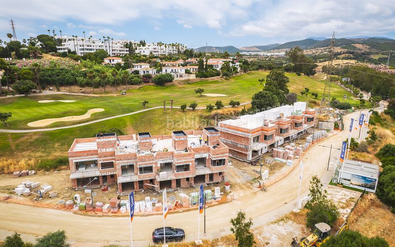 Foto 58cc2072-7308-4c59-b544-b23968c10f95. Casa adossada amb aparcament piscina a Estepona golf Estepona