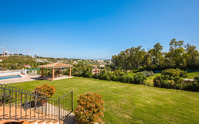 Foto 0a81b0d9-00b8-413e-b87d-2da4369ffe5e. Casa amb aparcament piscina a Los Llanos Estepona
