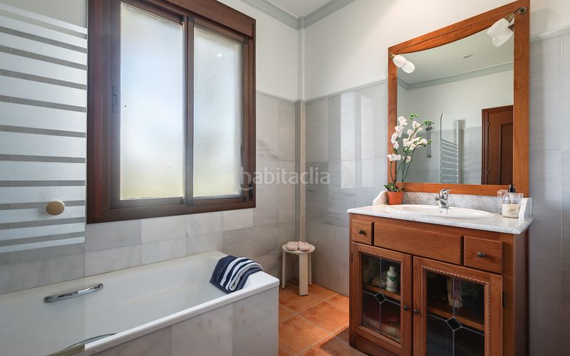 Foto 0f330e4b-e600-4ddc-83a6-2e503cfc3ec2. Casa amb aparcament piscina a Los Llanos Estepona