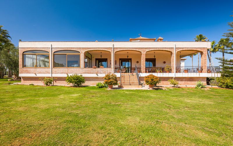 Foto 3705f2e8-e8bd-46fc-aa06-7fee0f02decb. Casa amb aparcament piscina a Los Llanos Estepona