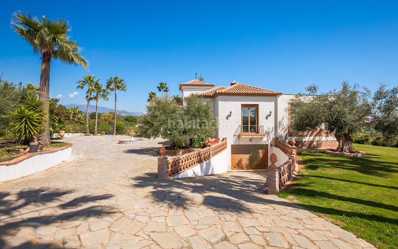 Foto 519b1a2f-8dd9-46a0-8e07-deb169b85706. Casa amb aparcament piscina a Los Llanos Estepona