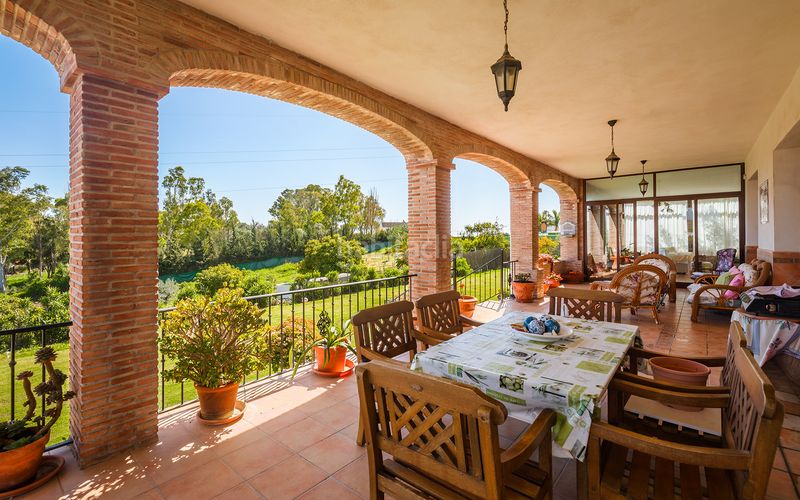 Foto 55cf9b5d-1d05-40ce-bebd-4a8991a99ac0. Casa amb aparcament piscina a Los Llanos Estepona