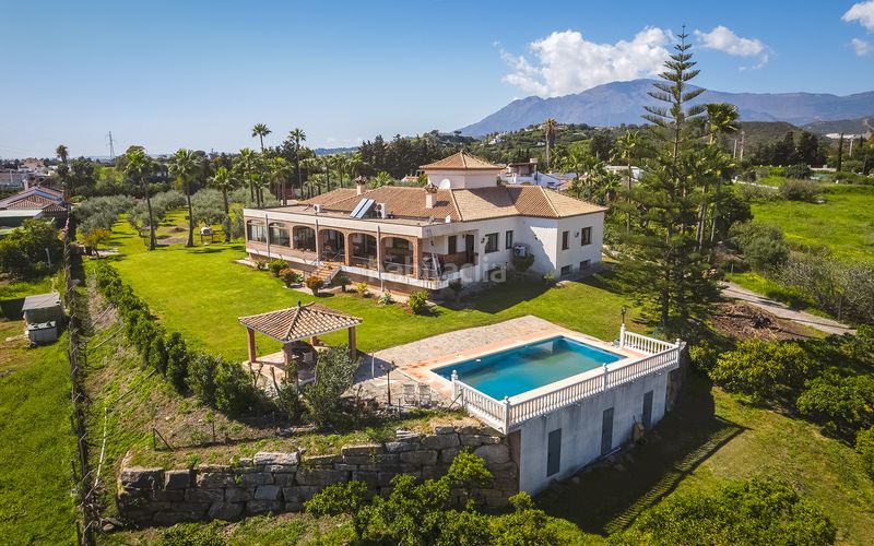 Foto 630f7fc2-7b15-41f9-abc8-e07e8ec3b8d8. Casa amb aparcament piscina a Los Llanos Estepona