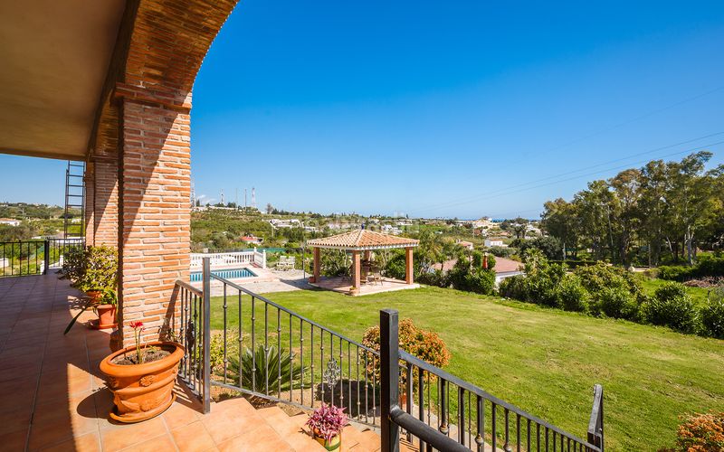 Foto 6d99642f-80b9-40ff-902d-8707982693c0. Casa amb aparcament piscina a Los Llanos Estepona