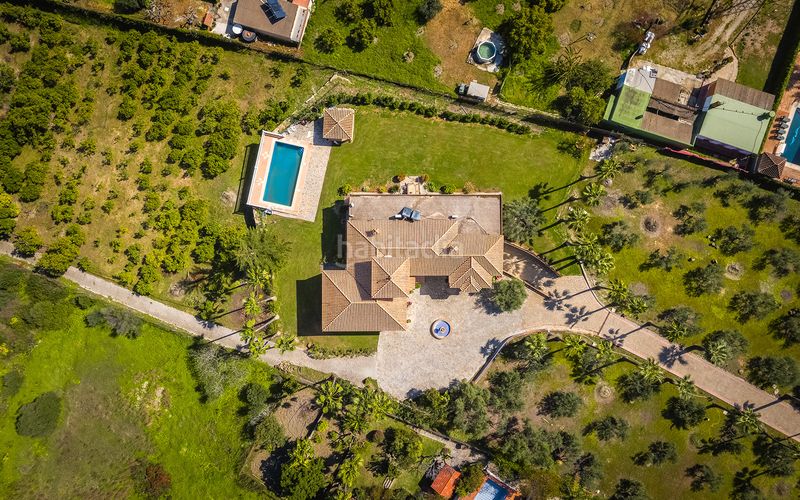 Foto c394990b-02e9-450f-93dc-f9c381ee2876. Casa amb aparcament piscina a Los Llanos Estepona
