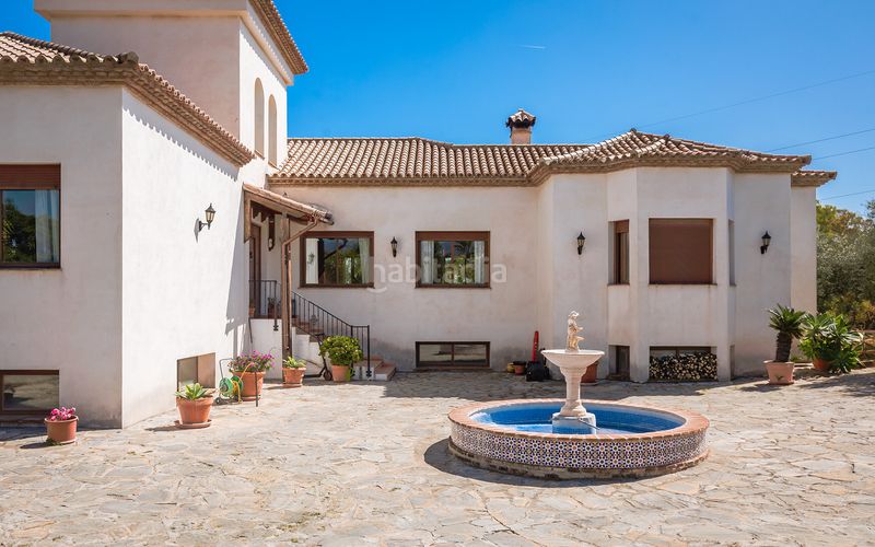 Foto c9451285-be2e-4cae-ba35-595b2f8b9a7f. Casa amb aparcament piscina a Los Llanos Estepona