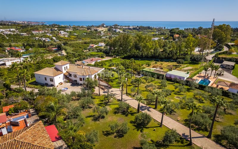 Foto e790edd1-55f6-44e4-b670-378cf73f9cbf. Casa amb aparcament piscina a Los Llanos Estepona