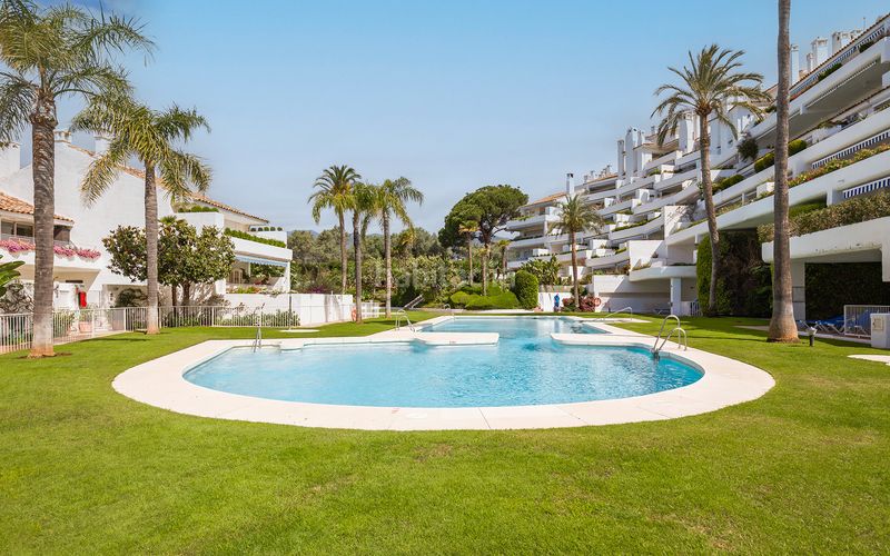 Foto 1b57f244-e61c-459e-bf7a-d158251ed0ac. Planta baixa amb piscina a Río Real Marbella