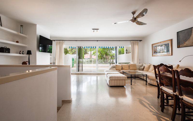Foto db7bcbd1-8870-477f-9941-54bff8a93c40. Planta baixa amb piscina a Río Real Marbella