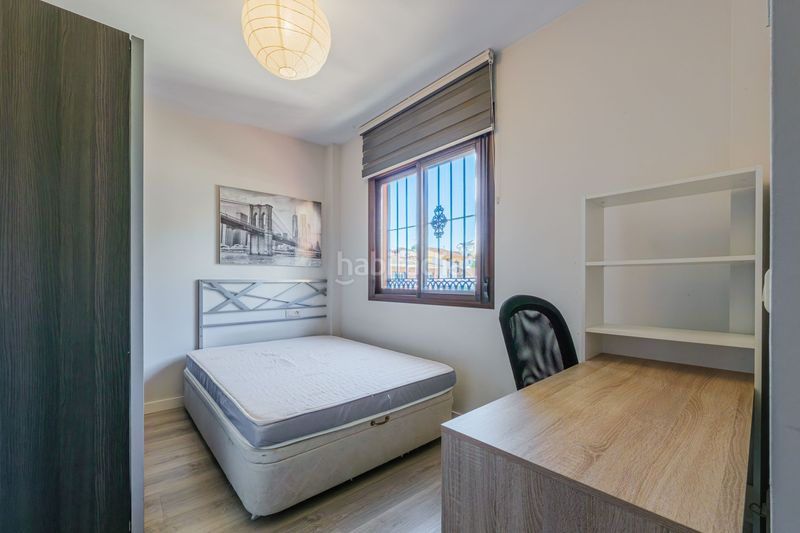 Foto add1eb3a-ed4d-4957-abed-1d7e0c51a8e2. Casa aparellada amb aparcament a Puertosol Málaga