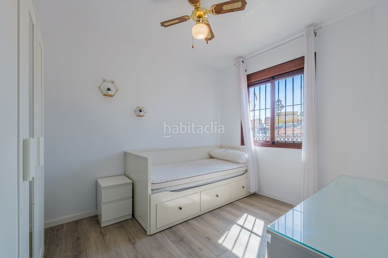 Foto db8bca5c-8ca7-461b-b6a8-c4f2f30a6372. Casa aparellada amb aparcament a Puertosol Málaga