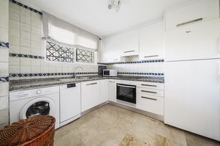 Miete Appartement in Guadalmina Alta. Acogedor apartamento de 2 dormitorios en primera línea de golf e