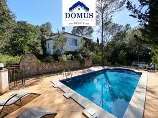 Chalet  Carrer de ramon muntaner. Venta casa de estilo tradiconal con piscina en begur