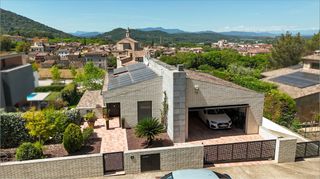 Xalet a Celrà. Espectacular villa con vistas al pueblo de celrá, girona