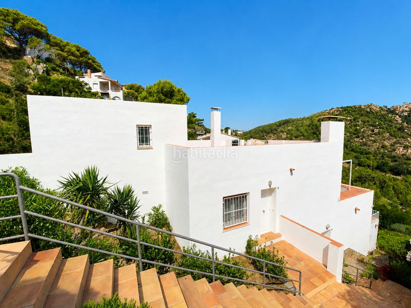Foto 0d3e0b22-7bbe-4612-962c-c3ea126febd3. Casa adossada amb xemeneia aparcament a Fornells-Aiguablava Begur