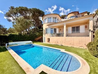 Maison  Carrer pau casals. En venta villa mediterránea con vistas en es valls, begur