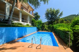 Maison  Carrer mas mató. Venta casa mediterránea con piscina privada a 600 m de sa riera,