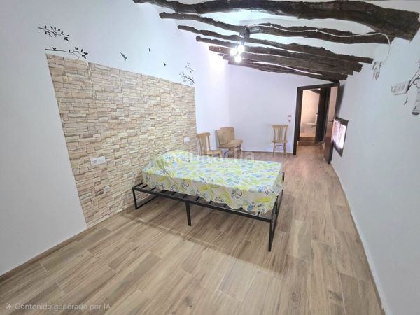 Foto 94f68d82-79b4-48b4-a792-37b8c9d6fa65. Casa adossada amb xemeneia a Laroya