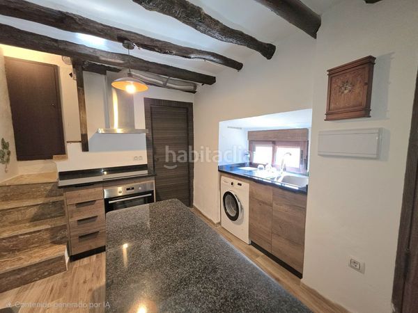 Foto a2367cbe-7109-474d-a548-d763bbb68106. Casa adossada amb xemeneia a Laroya