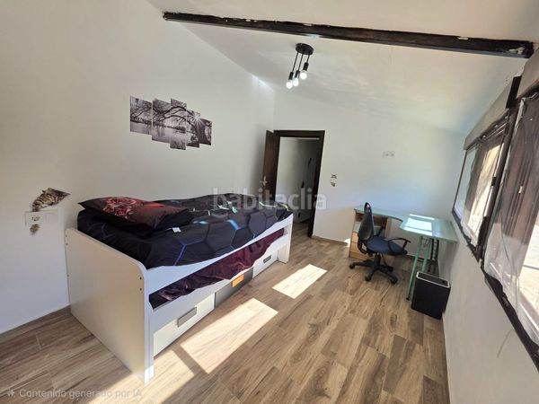 Foto b515732e-f855-4500-9a15-f518d15aa04c. Casa adossada amb xemeneia a Laroya