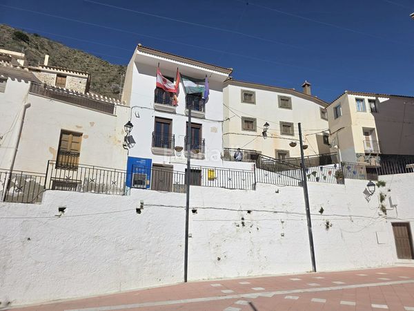 Foto fa14bb53-a9e0-4618-84ed-aa71c0083fe1. Casa adossada amb xemeneia a Laroya