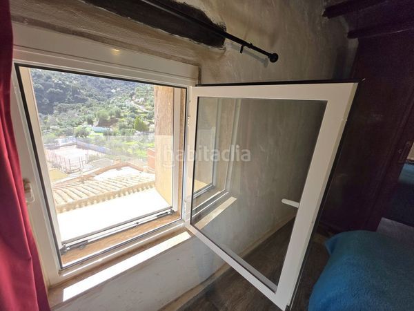 Foto fc667b8d-e99e-4b56-aae5-0bb3a9c1e00d. Casa adossada amb xemeneia a Laroya