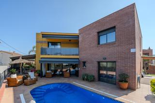 Chalet à Santa Clotilde. Chalet con piscina y licencia turística en venta en la urbanizac