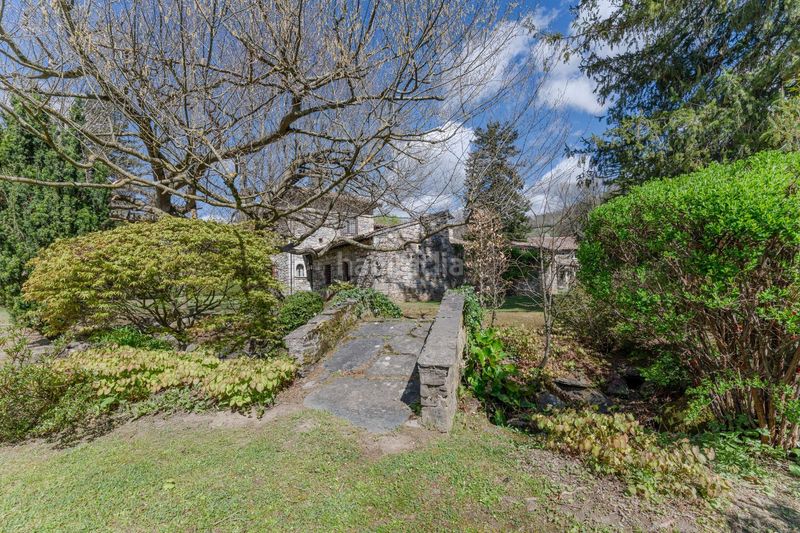 Foto ba2013f8-e093-493c-8976-edbde6c5f560. Casa amb aparcament a Camprodon