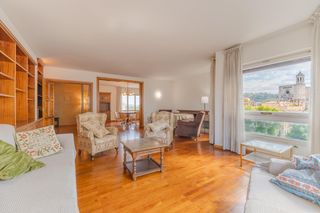 Location Appartement  Avenida gran via jaume i. Estudiantes  gran piso de cinco habitaciones en el centro de gir