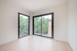 Rent Flat  Calle rosselló. Piso en sant narcís a estrenar con balcón y parking en planta ba