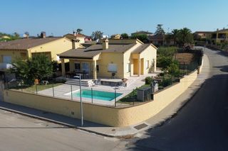 Casa  Calle pirineus. Casa independiente de planta baja y piscina propia en el alt emp