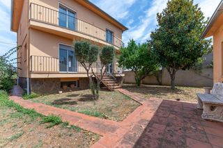 Casa a Porqueres. Casa en venta en les pedreres con cinco dormitorios, jardín y un