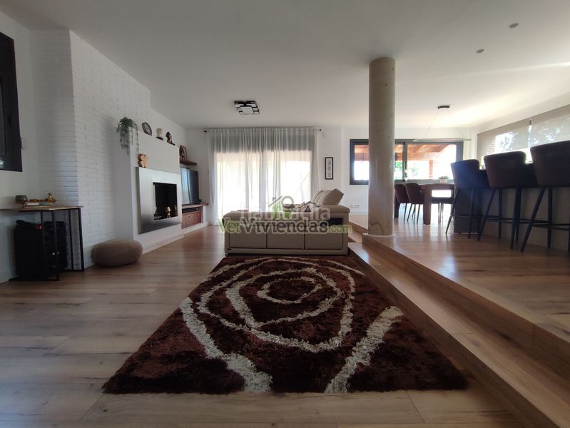 Foto c78c14dd-5836-42e3-94b8-7fa0096b5a1a. Casa a avinguda avinguda 180 a Torrelles de Llobregat
