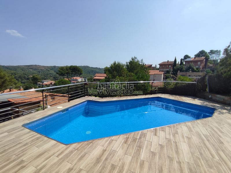 Foto df541ada-3dbd-4b67-a0af-995ca2c4a0de. Casa a avinguda avinguda 180 a Torrelles de Llobregat