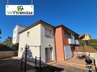 Casa a schiera in Piera. Bonita casa adosada con jardín