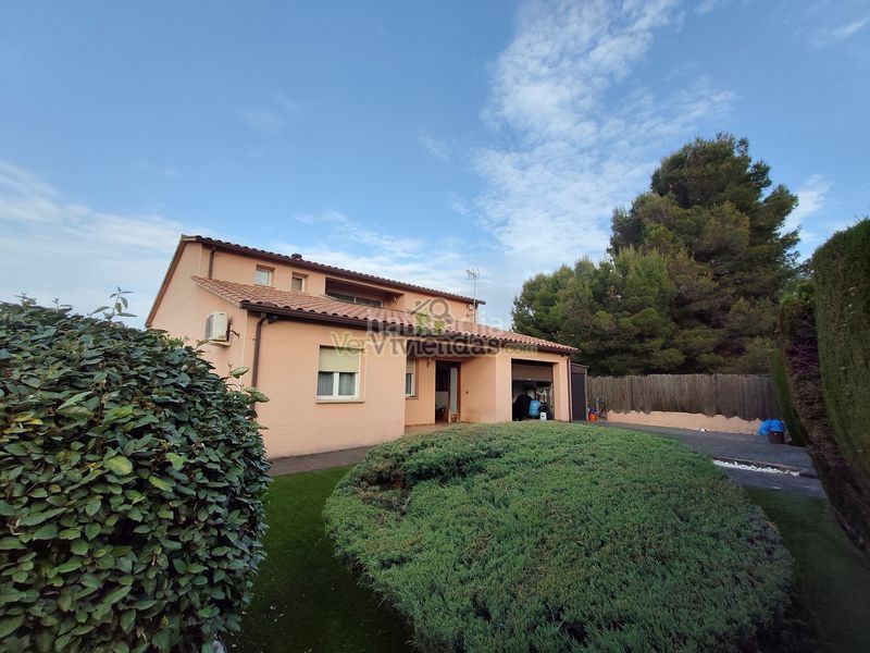 Foto 5c3d3688-4e04-4e7a-abf0-4ba3399260b1. Casa amb xemeneia calefacció aparcament piscina a Collbató