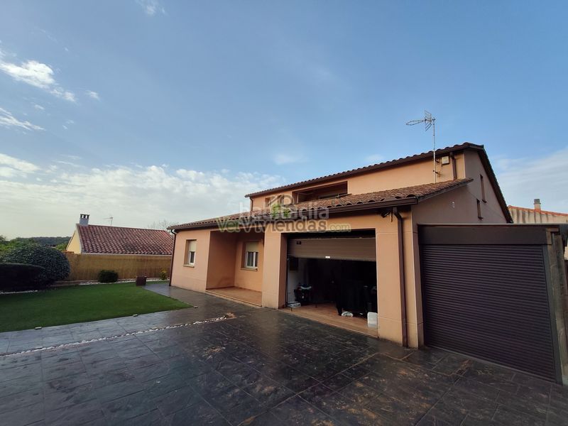 Foto 77ebd934-a956-417c-afd7-b8884fe2d55d. Casa amb xemeneia calefacció aparcament piscina a Collbató
