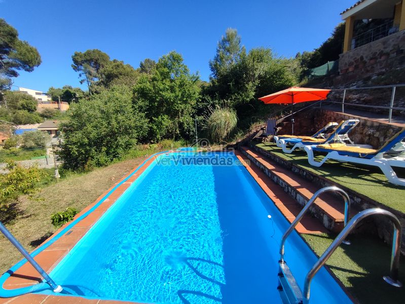 Foto 3b1f86e0-ffe4-4a72-a3be-1c6c5f17e9e5. Casa amb xemeneia calefacció aparcament piscina a Torrelles de Llobregat