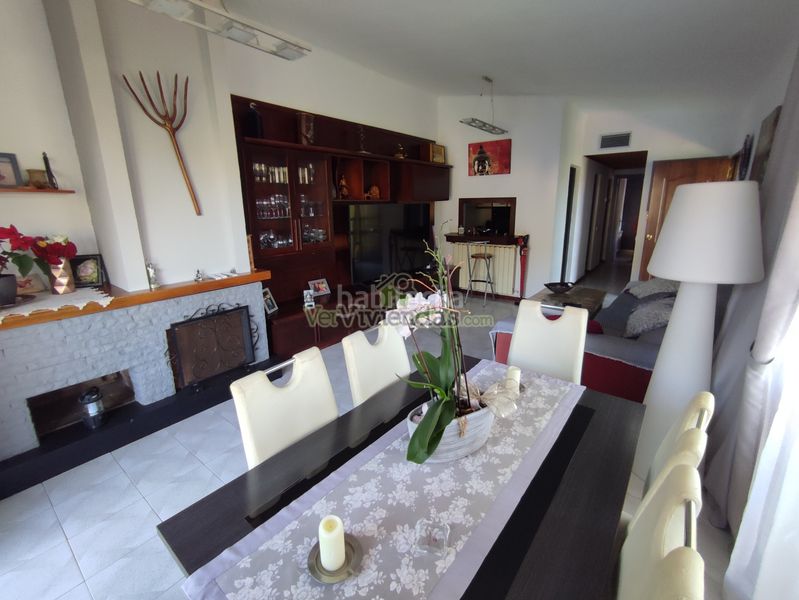 Foto 41fb12a6-f844-43a3-b802-1c9f44184a51. Casa amb xemeneia calefacció aparcament piscina a Torrelles de Llobregat