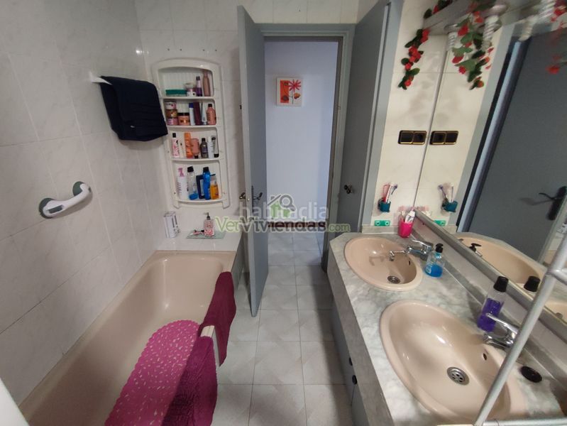 Foto 4efaa9d5-3525-4b3b-b69c-3c029c3442bd. Casa amb xemeneia calefacció aparcament piscina a Torrelles de Llobregat