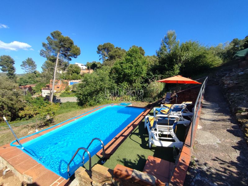 Foto 7891d122-d406-42d7-b35e-d07341bf2b12. Casa amb xemeneia calefacció aparcament piscina a Torrelles de Llobregat