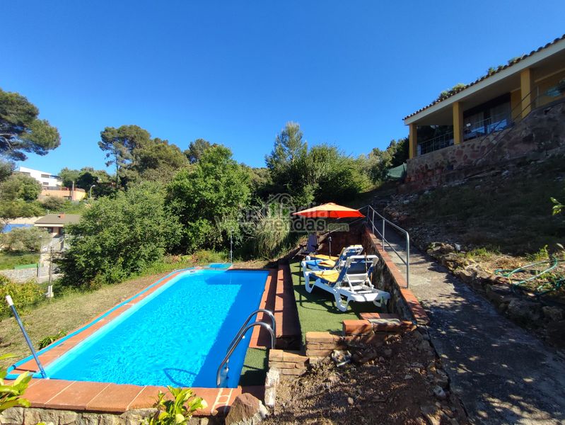 Foto af22031d-fd7a-4234-a9e2-11a0f61d3ebd. Casa amb xemeneia calefacció aparcament piscina a Torrelles de Llobregat