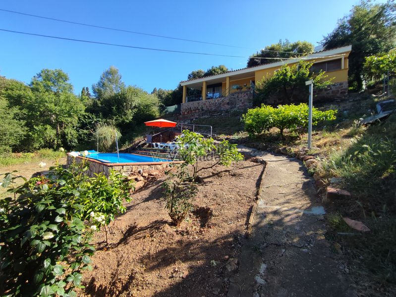 Foto cd6b910c-d0f2-40ca-bb71-8e904e07cb1f. Casa amb xemeneia calefacció aparcament piscina a Torrelles de Llobregat