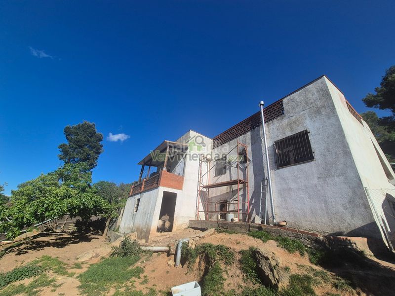 Foto b0ab90aa-d59a-4293-8001-e774e923f981. Casa amb xemeneia calefacció a Corbera de Llobregat