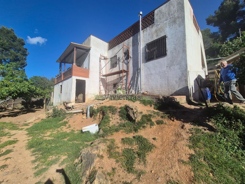 Foto c50fb17f-6cc2-4cfb-845f-27e99f167a88. Casa amb xemeneia calefacció a Corbera de Llobregat