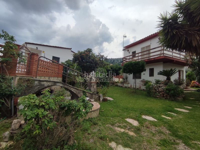 Foto 0d85b86d-3fe9-4715-922f-9b81ae08e625. Casa amb xemeneia aparcament a Vallirana