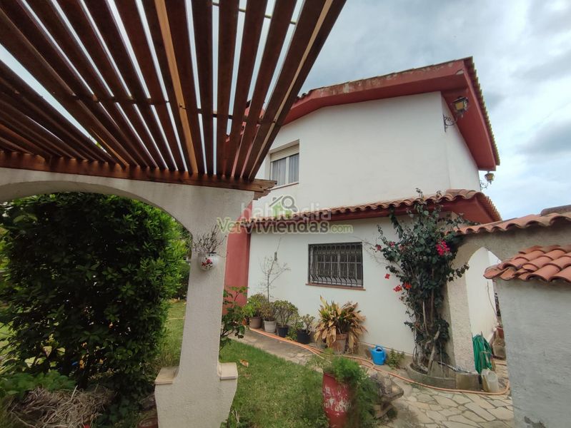 Foto 2bb5cf93-6d3d-4587-b27a-f46e0f1606eb. Casa amb xemeneia aparcament a Vallirana