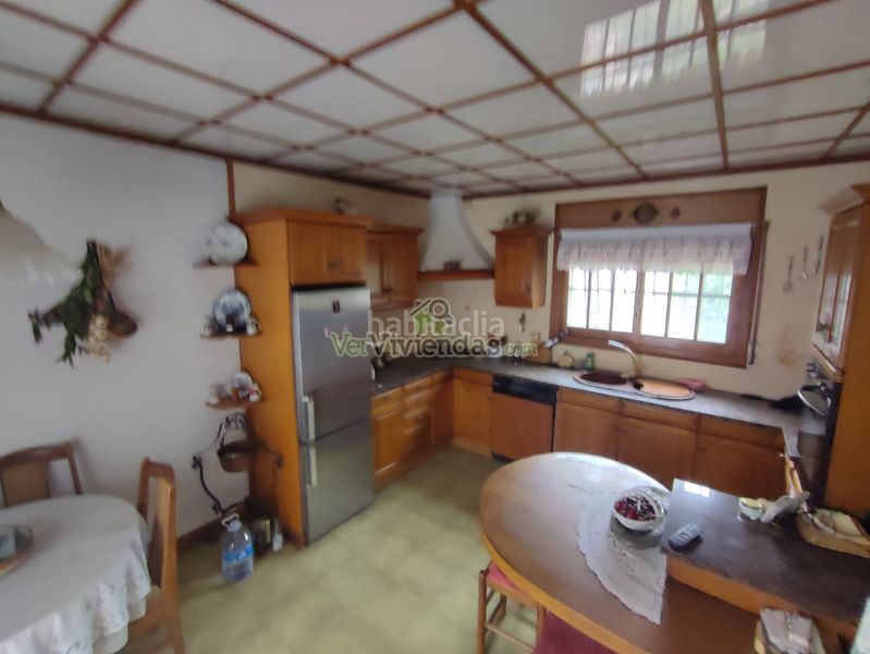 Foto 35d0e11a-ded2-4dd8-bed2-7165985f703b. Casa amb xemeneia aparcament a Vallirana